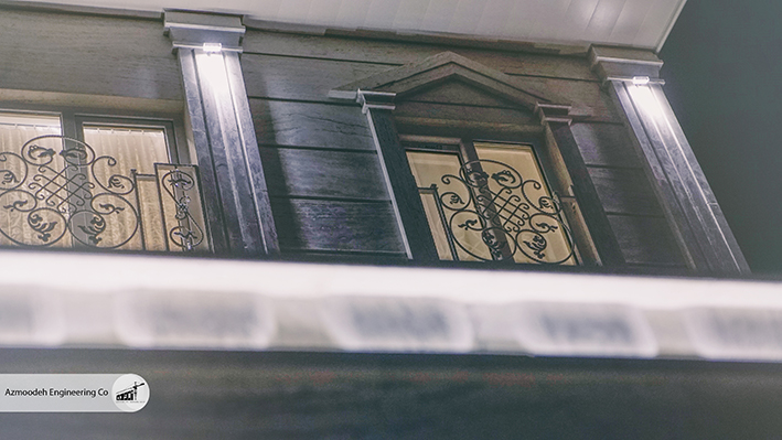 نمای آپارتمان دو طبقه با نمای سفید در رشت اجرا توسط گروه مهندسی  آزموده